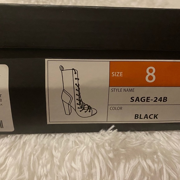 Lace Up Chunky Heel Bootie Size 8 - Picture 2 of 8